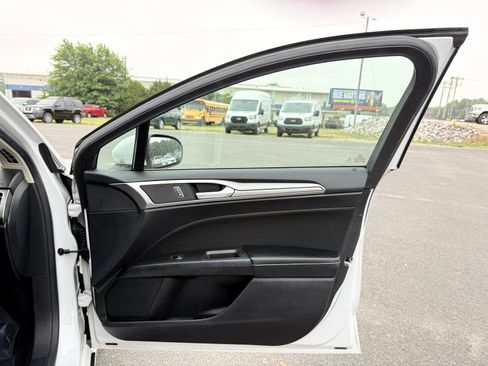 Used 2019 Ford Fusion SE FWD image 17