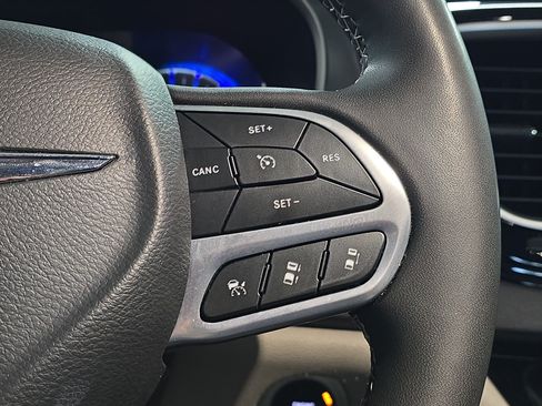 Used 2023 Chrysler Pacifica Touring-L FWD image 26