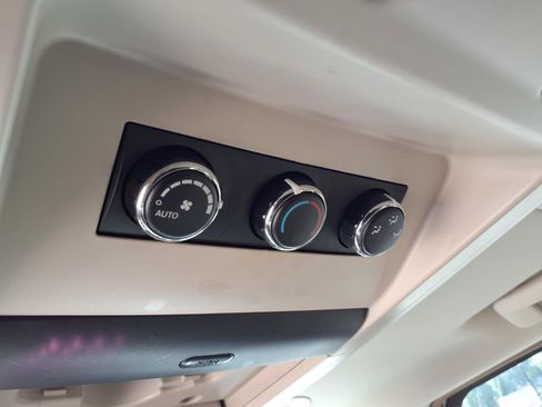 Used 2014 Chrysler Town & Country Limited w/ Luxury Group FWD image 23