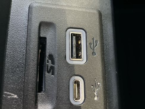 Used 2021 Chevrolet Tahoe Z71 image 35