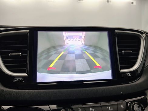 Used 2024 Chrysler Pacifica Touring-L FWD image 3
