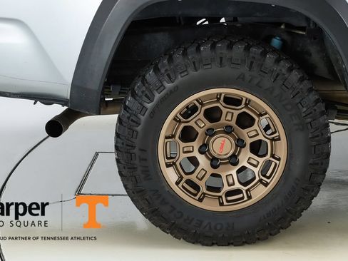 Used 2019 Toyota Tacoma TRD Off-Road w/ Technology Package AWD/4WD image 13