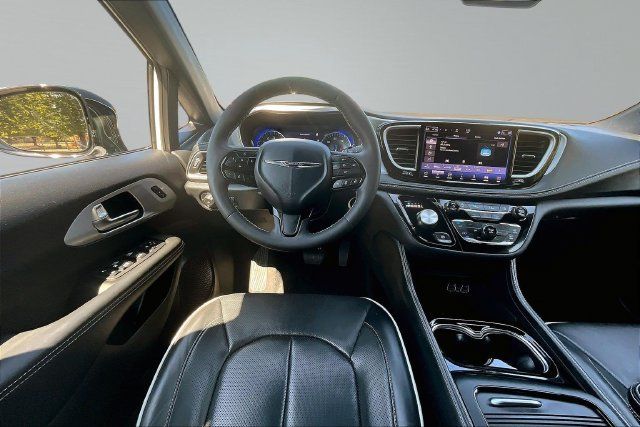 Used 2025 Chrysler Pacifica Limited FWD image 8