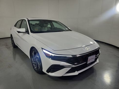 Used 2024 Hyundai Elantra Limited FWD image 3