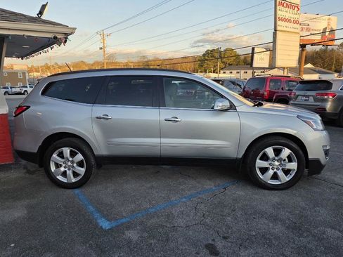 Used 2017 Chevrolet Traverse LT w/ Traveler's Package image 6