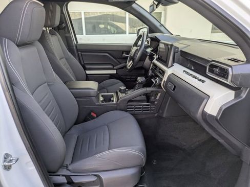 Used 2024 Toyota Tacoma TRD Off-Road image 31