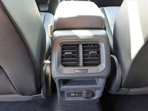 Used 2021 Volkswagen Tiguan SE image 17