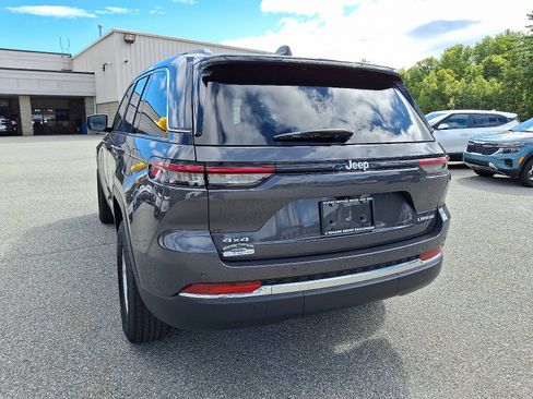 Used 2024 Jeep Grand Cherokee Laredo image 8