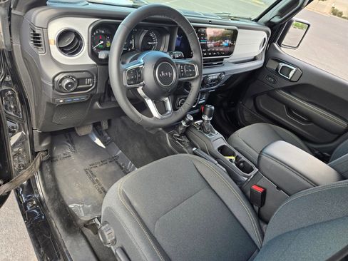 Used 2025 Jeep Wrangler Unlimited Sahara w/ Safety Group AWD/4WD image 15