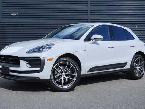 Certified 2024 Porsche Macan AWD/4WD image 1