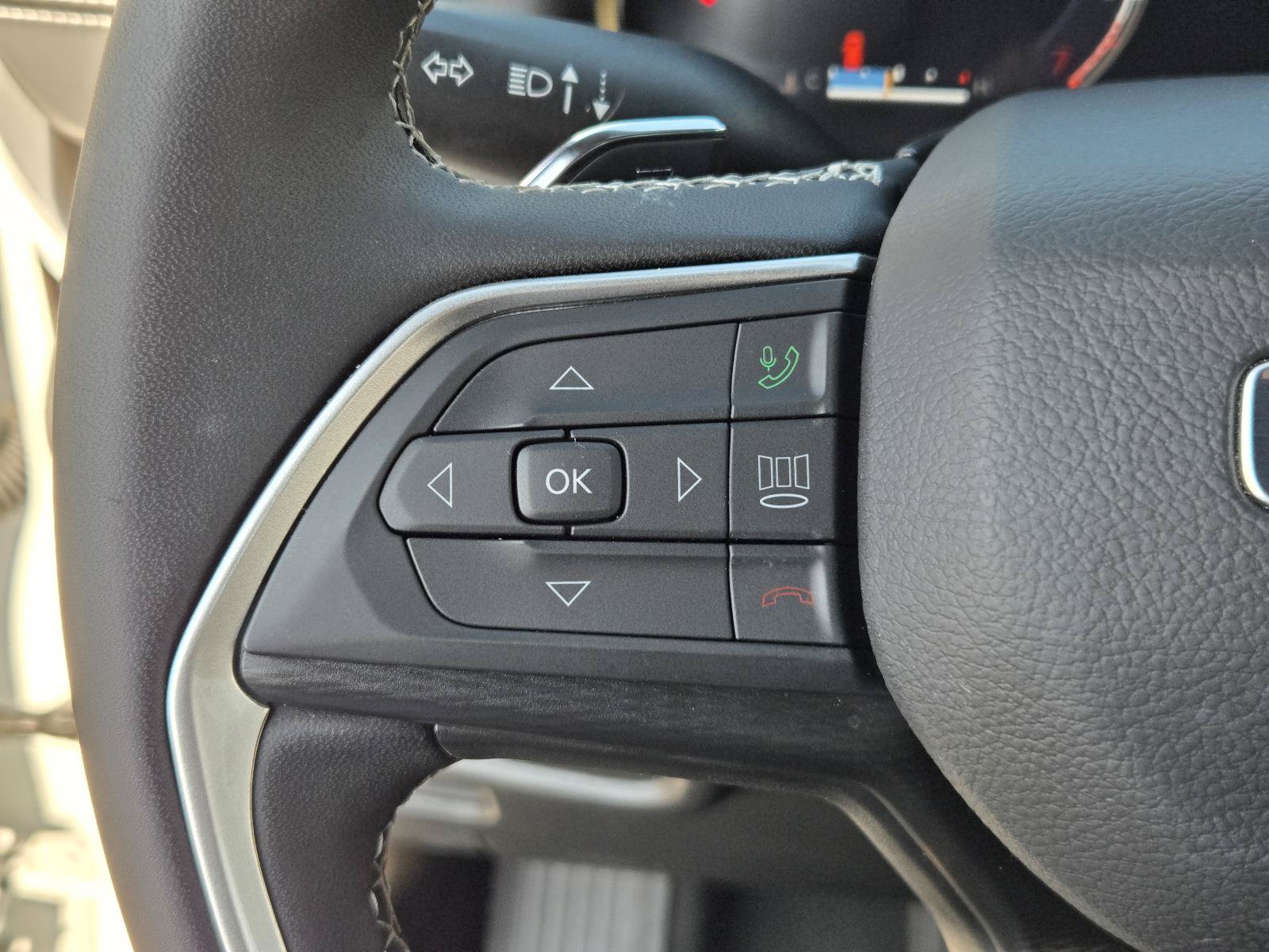 Used 2025 Jeep Grand Cherokee Laredo X RWD image 17