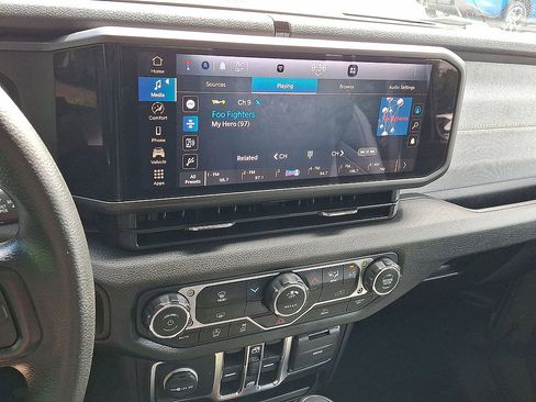 Used 2025 Jeep Gladiator Sport AWD/4WD image 16