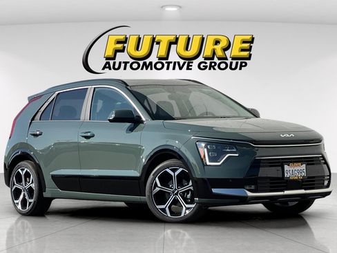 Used 2025 Kia Niro SX Touring image 2