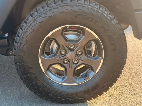 Used 2017 Jeep Wrangler Unlimited Rubicon w/ Connectivity Group AWD/4WD image 12