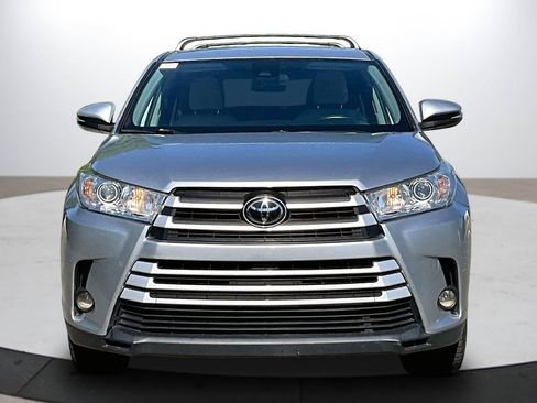 Used 2019 Toyota Highlander LE w/ Protection Package #3 AWD/4WD image 3