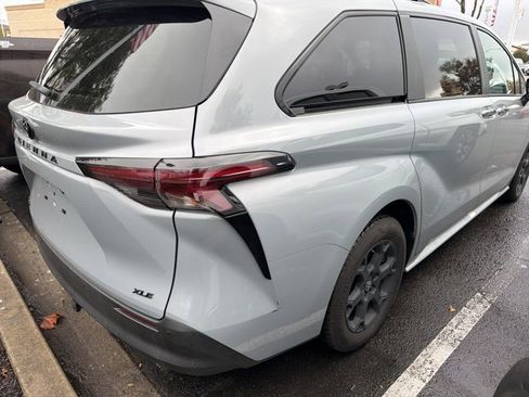 Certified 2025 Toyota Sienna XLE Woodland Edition image 4