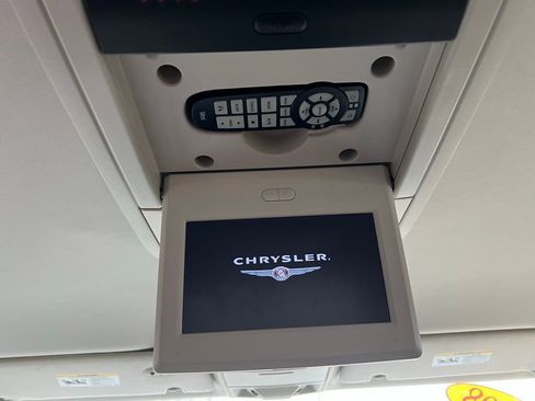 Used 2008 Chrysler Town & Country Touring image 19