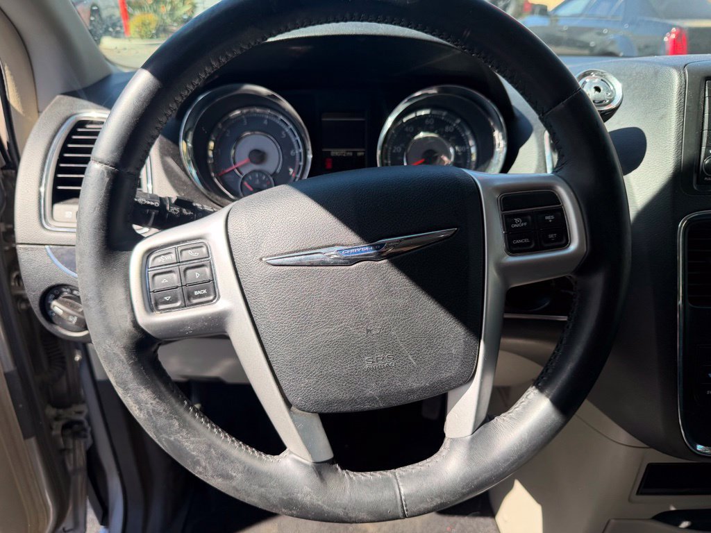 Used 2016 Chrysler Town & Country Touring FWD image 22