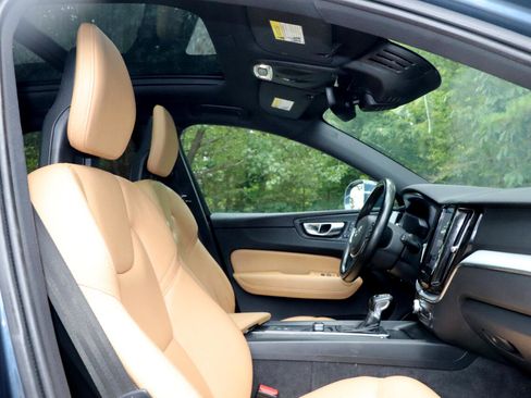 Used 2018 Volvo XC60 T5 Momentum w/ Vision Package image 31