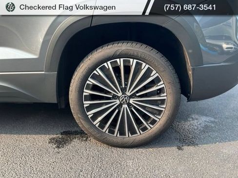 Certified 2025 Volkswagen Taos SE FWD image 7