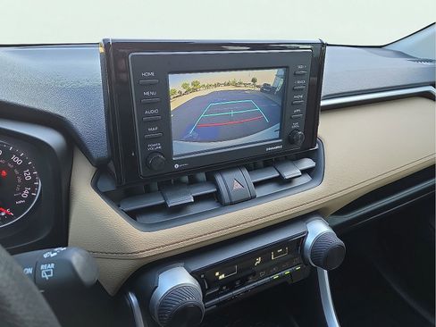 Used 2020 Toyota RAV4 LE FWD image 17