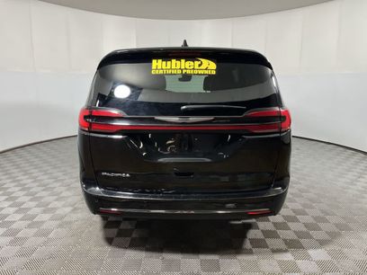Used 2025 Chrysler Pacifica Select