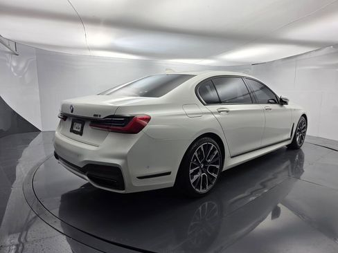 Used 2022 BMW 740i w/ M Sport Package RWD image 4