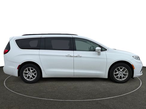 Used 2022 Chrysler Pacifica Touring-L image 7