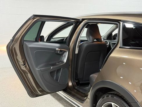 Used 2016 Volvo V60 T5 Cross Country image 61