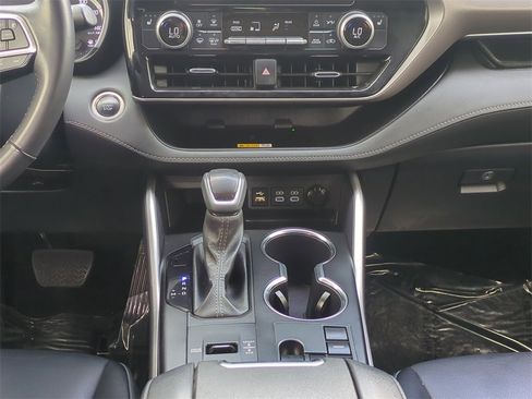 Used 2024 Toyota Highlander LE image 22