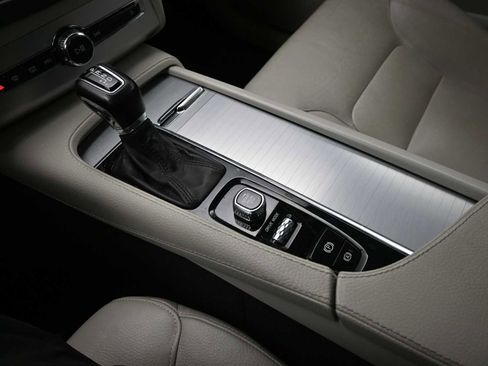 Used 2018 Volvo XC90 T6 Momentum w/ Convenience Package image 34