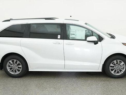 New 2026 Toyota Sienna XLE FWD image 14