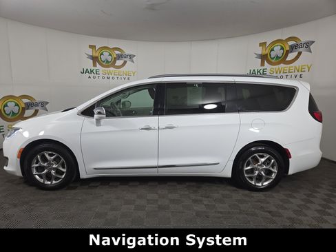 Used 2018 Chrysler Pacifica Limited image 5