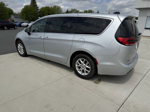 Used 2023 Chrysler Pacifica Touring-L FWD image 6