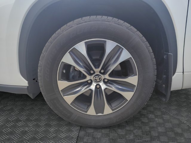 Used 2023 Toyota Highlander XLE AWD/4WD image 13