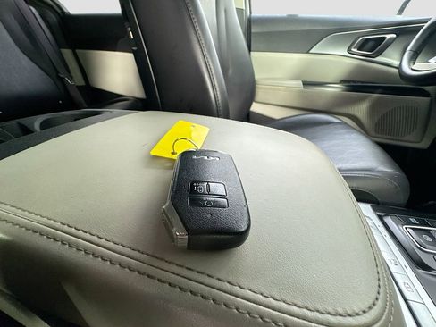 Used 2022 Kia Carnival LX FWD image 40