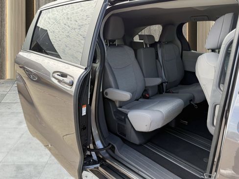 Used 2024 Toyota Sienna LE image 40