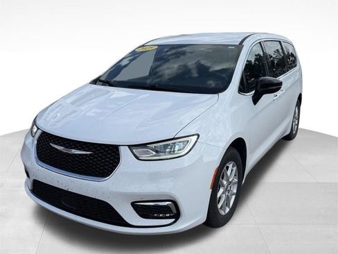 Used 2025 Chrysler Pacifica Select FWD image 3