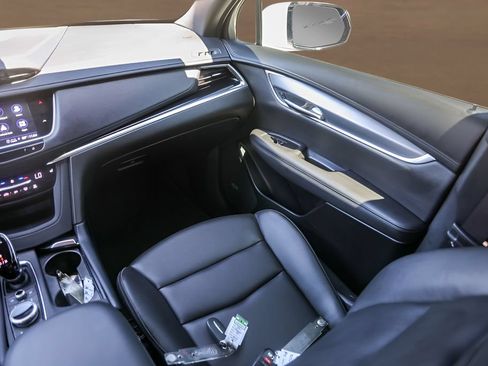 Used 2025 Cadillac XT6 Luxury FWD image 29