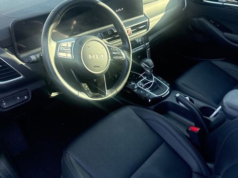 Used 2025 Kia Seltos EX FWD image 3