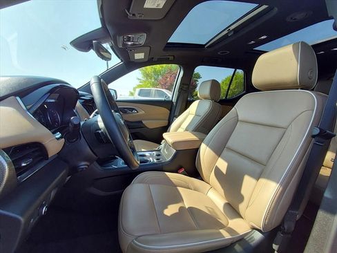 Used 2023 Chevrolet Traverse Premier FWD image 17