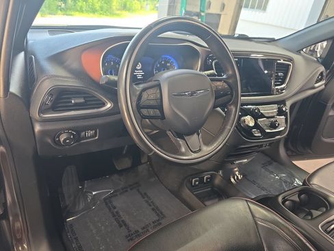 Used 2020 Chrysler Pacifica Limited FWD image 16