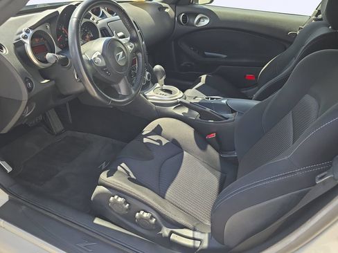 Used 2018 Nissan 370Z Roadster RWD image 10