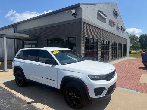 Used 2023 Jeep Grand Cherokee Altitude AWD/4WD image 4