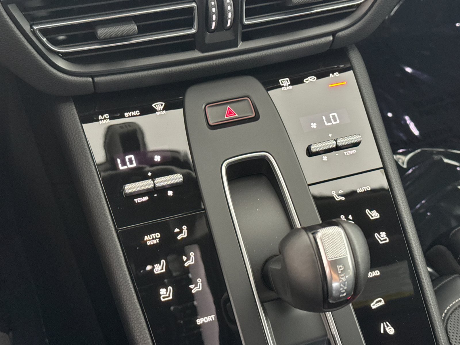 Certified 2025 Porsche Macan AWD/4WD image 22