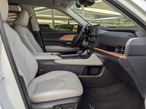 Used 2026 Toyota Grand Highlander Platinum image 28