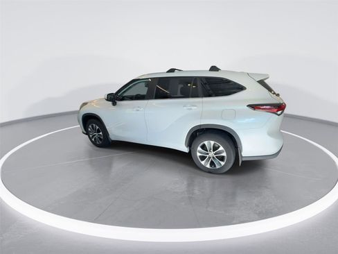 Used 2024 Toyota Highlander XLE AWD/4WD image 6