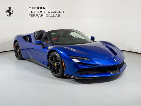 Used 2022 Ferrari SF90 Spider image 1