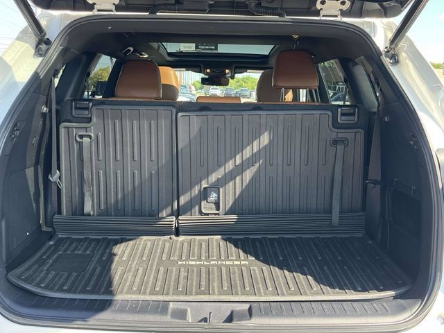 Used 2021 Toyota Highlander Platinum AWD/4WD image 22