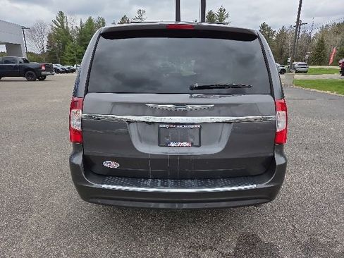 Used 2016 Chrysler Town & Country Touring-L FWD image 23